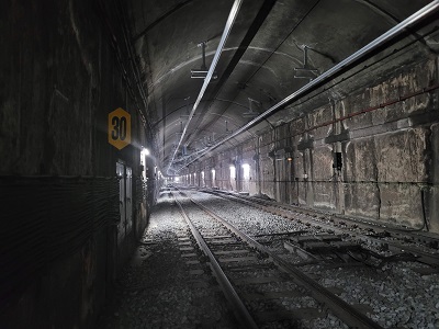 Terminada la instalación de catenaria rígida en el túnel de salida de Barcelona de la línea Llobregat-Anoia 